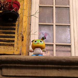 Personnage jouet posé sur un appuie de fenêtre - France  - collection de photos clin d'oeil, catégorie clindoeil